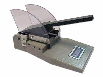เครื่องตัดชิ้นงานตัวอย่างแบบใบมีดสามด้าน (Rectangular Sample Cutter) ยี่ห้อ Oakland รุ่น DT-100-R