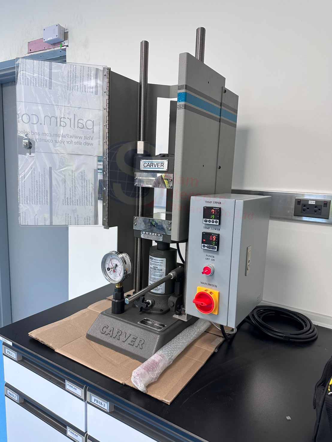 ติดตั้งเครื่องกดอัดยางและพลาสติกด้วยแผ่นความร้อนและเย็น (Laminating Presses with Stacked Heating and Cooling Platens in Bench Top Model) ยี่ห้อ Carver (OW72)