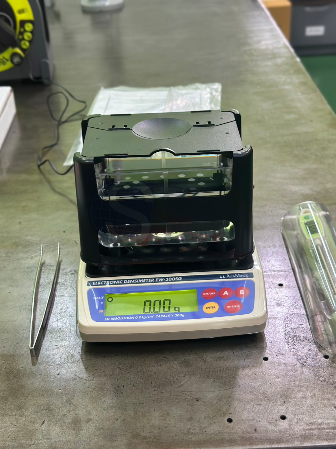 ติดตั้งเครื่องวัดความหนาแน่นหรือความถ่วงจำเพาะของวัสดุ (Electronic Densimeter) ยี่ห้อ AlfaMirage รุ่น EW-300SG (OW77)