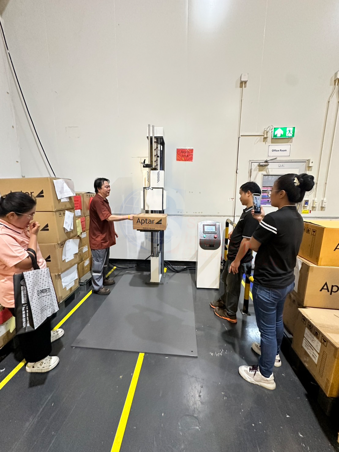 ติดตั้งเครื่องทดสอบกล่องกระดาษแข็ง (Package Carton Single Wing Falling Tester) ยี่ห้อ GESTER รุ่น GT-LC05-1 (OW95) ติดตั้งเครื่องทดสอบกล่องกระดาษแข็ง (Package Carton Single Wing Falling Tester) ยี่ห้อ GESTER รุ่น GT-LC05-1 (OW95)