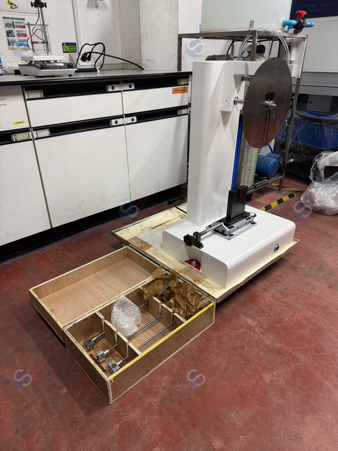 เครื่องทดสอบแรงกระแทกแบบลูกตุ้ม (Izod Dial Display Pendulum Impact Testing Machine) ยี่ห้อ HST รุ่น XJU-5.5 (OW131)